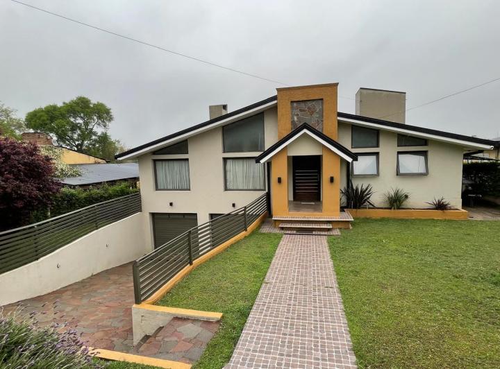 Casa · 340m² · 3 Dormitorios · 2 Cocheras