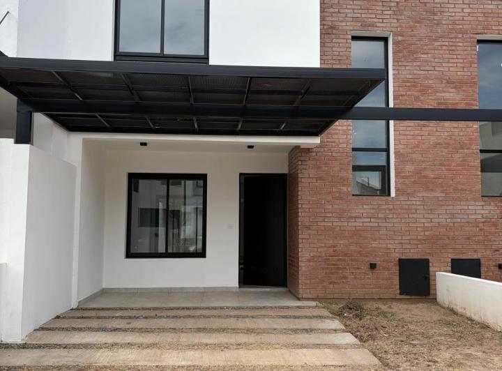 Casa · 95m² · 4 Ambientes · 1 Cochera