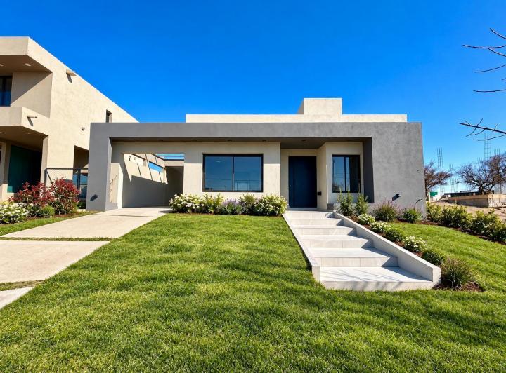Casa · 144m² · 4 Ambientes · 2 Cocheras