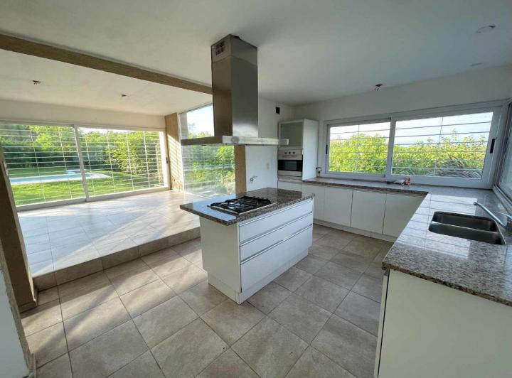 Casa · 180m² · 5 Ambientes · 2 Cocheras
