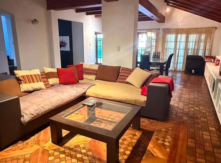 Casa · 366m² · 6 Ambientes · 3 Cocheras