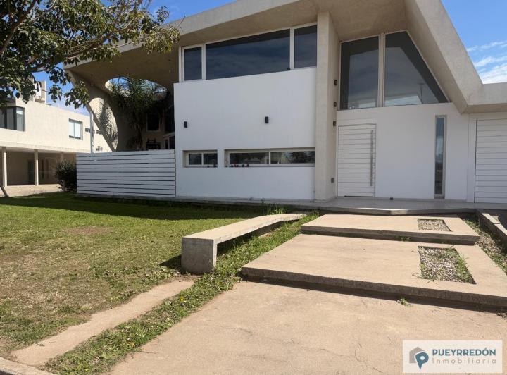 Casa · 330m² · 4 Ambientes · 2 Cocheras