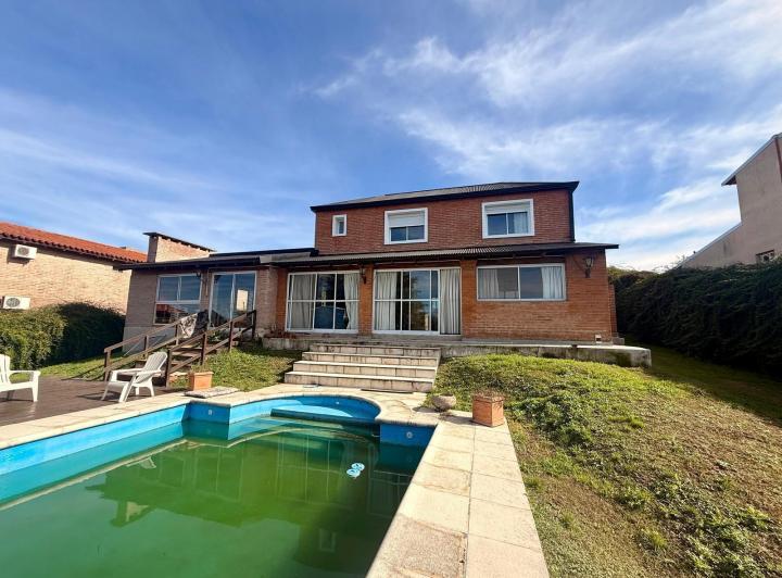 Casa · 270m² · 5 Ambientes · 2 Cocheras