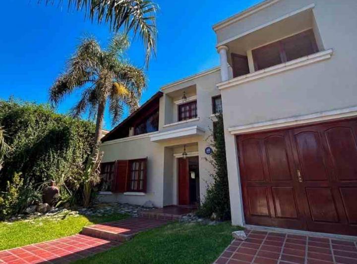 Casa · 295m² · 7 Ambientes · 2 Cocheras