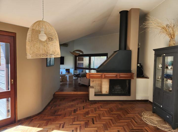 Casa · 350m² · 6 Ambientes · 4 Cocheras