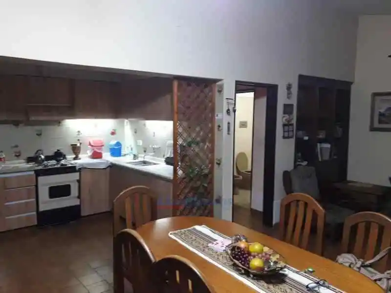 VENDO CASA EN B°POETA LUGONES DE 2 DORM