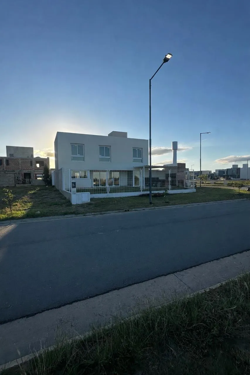 SE VENDE CASA - 3 DORMITORIOS -3 BAÑOS - COCHERAS - PRADOS DE MANANTIALES