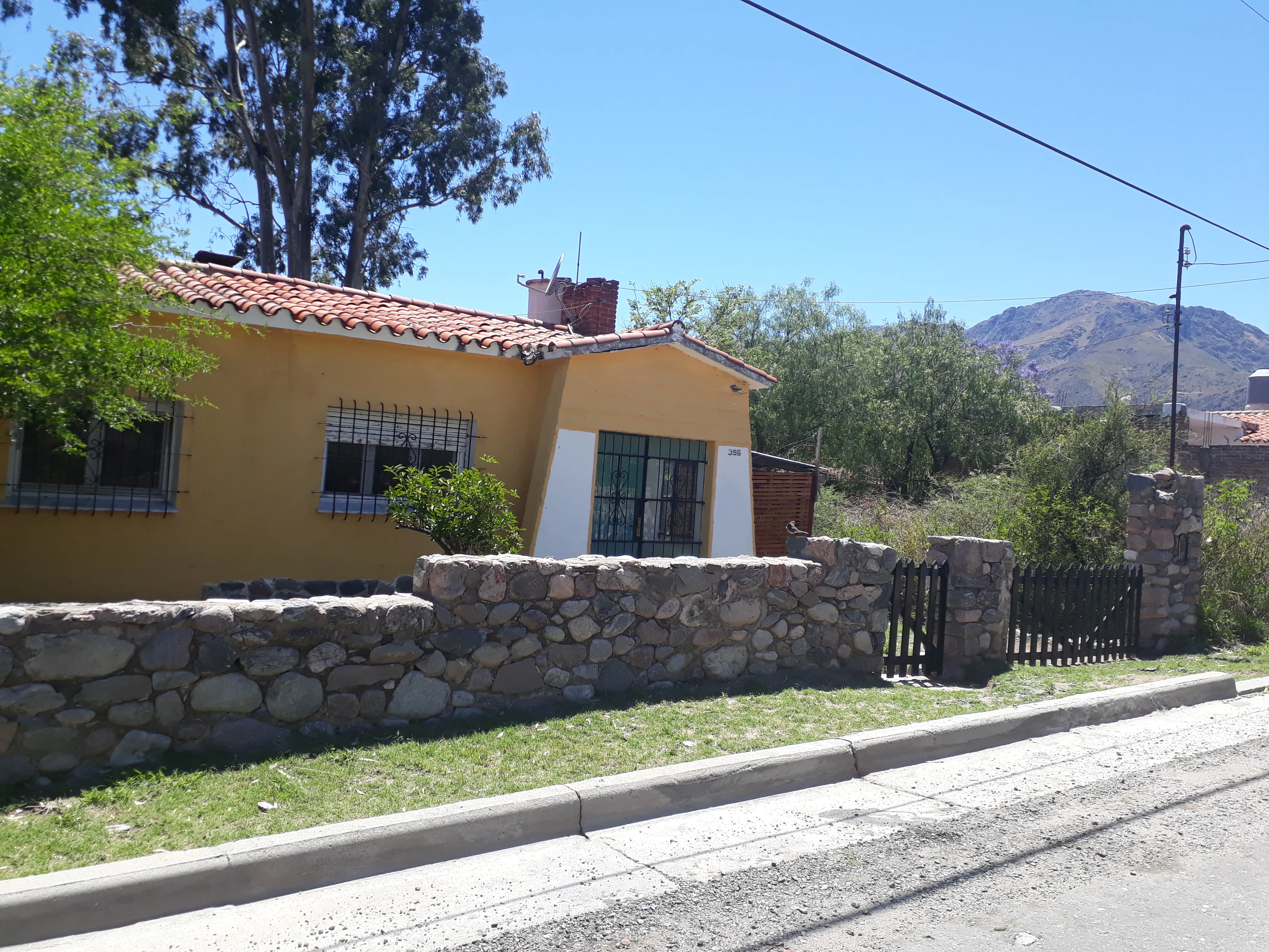 CASA EN VENTA EN PLENO CENTRO DE CAPILLA DEL MONTE