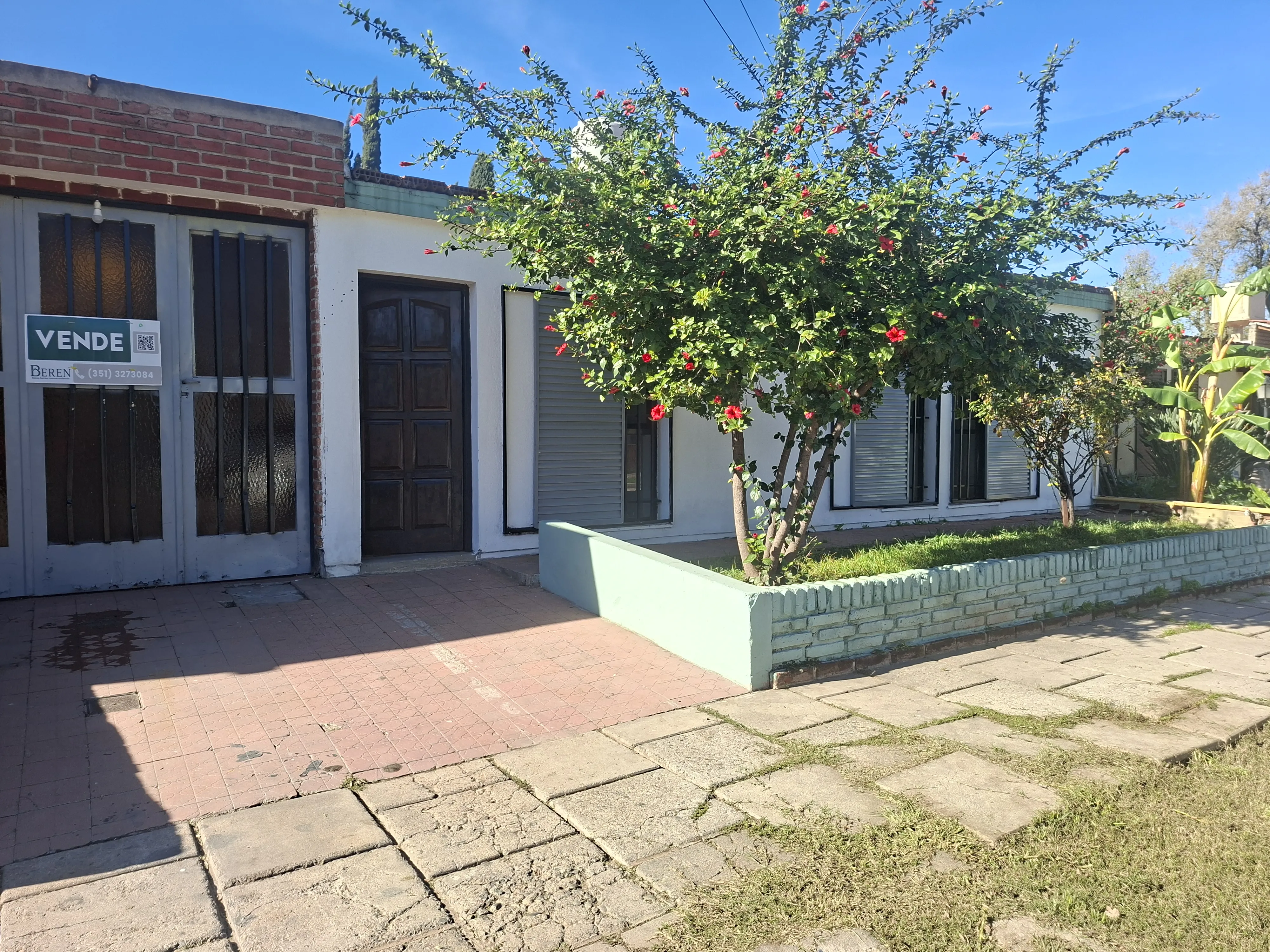 Venta: Casa 3 Dorm. con Espacio Comercial.