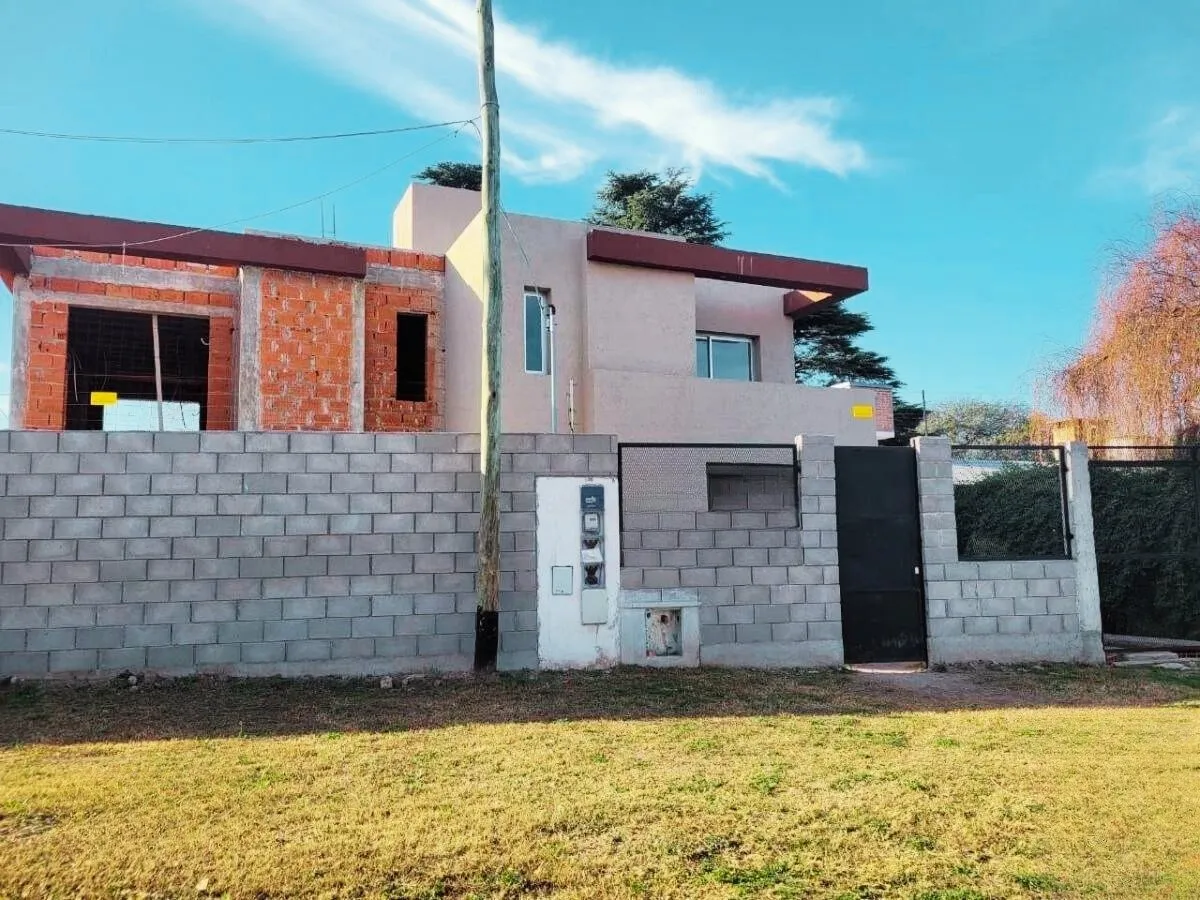 Excelente Oportunidad en Argüello: Lote 680mts con Dos Duplex (Uno a Terminar)