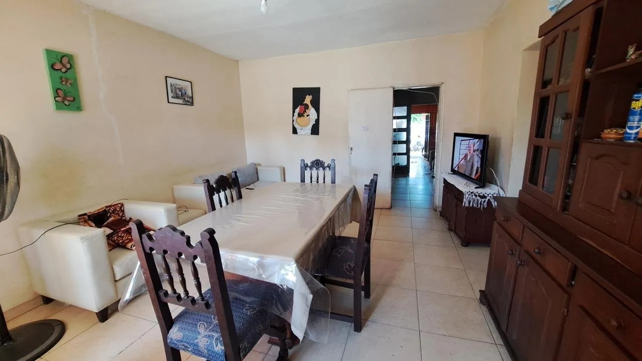 VENTA CASA 3 DORMITORIOS - PATIO - COCHERA EN YOFRE