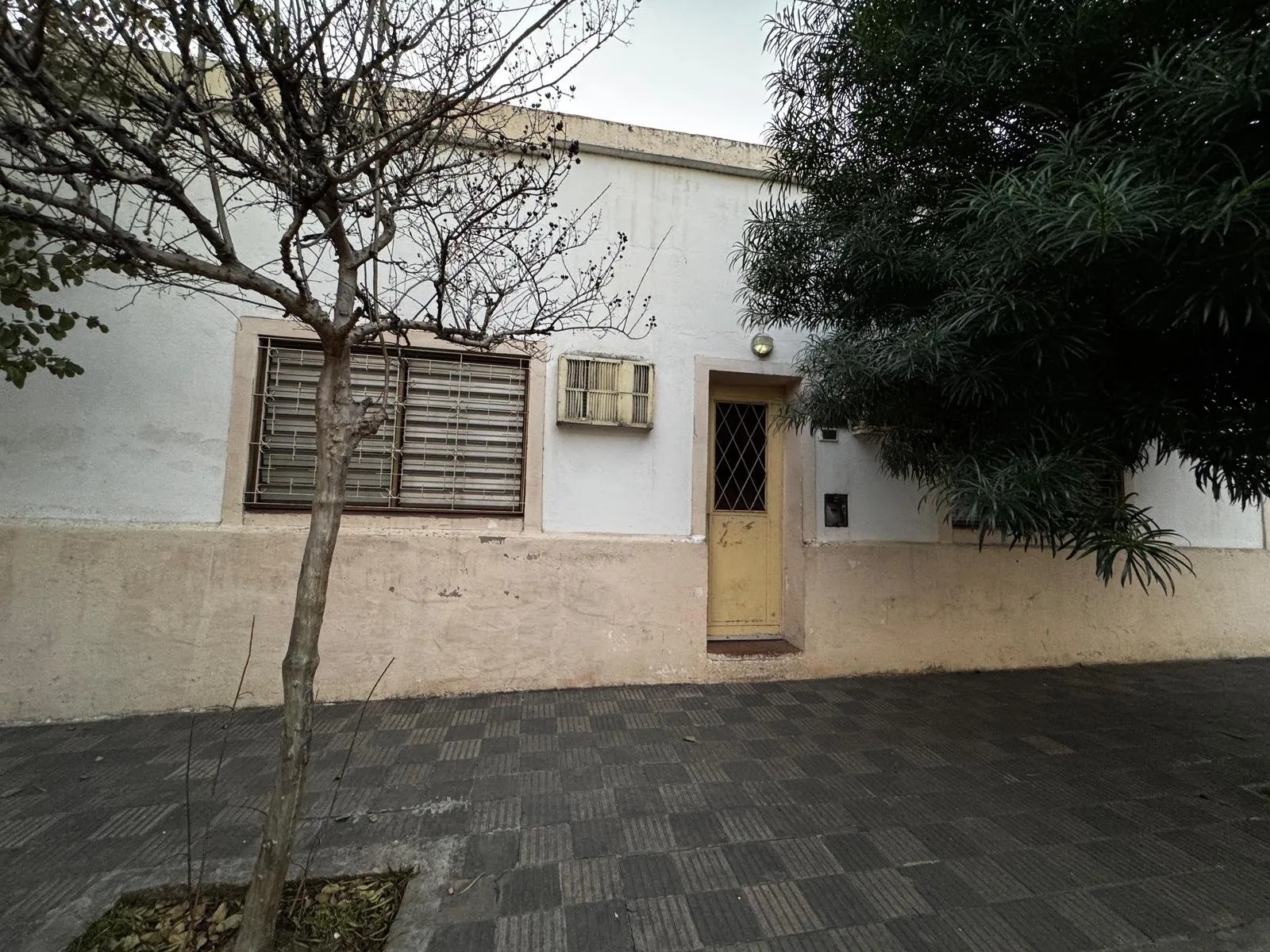 Casa con Local comercial y departamento monoambiente, a metros de monseñor pablo...