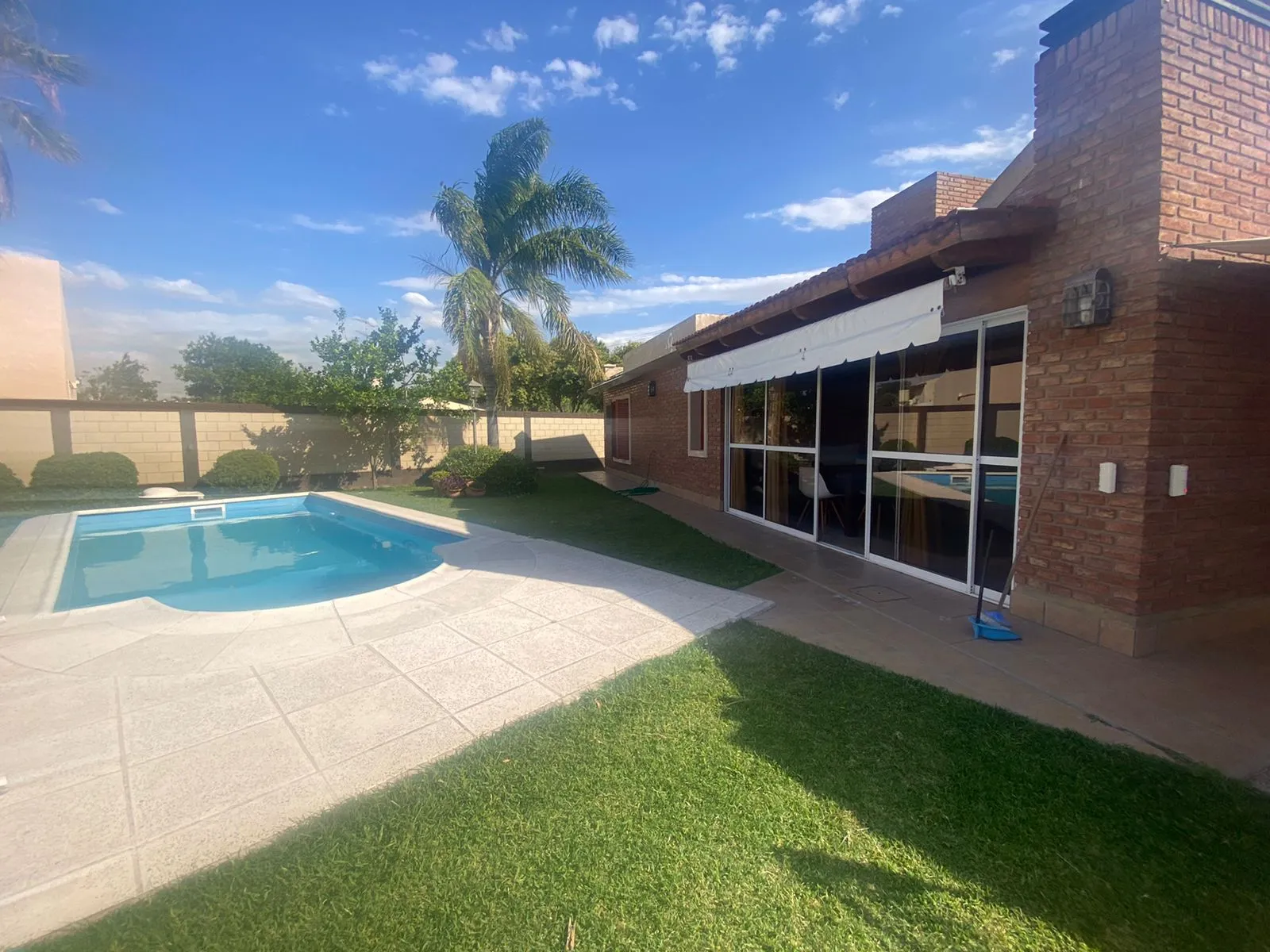 CASA EN VENTA EN LUQUE –  RIO SEGUNDO -ESQUINA CON PILETA Y QUINCHO