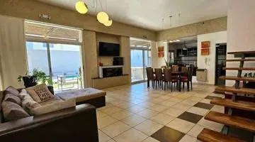 AOTO CRÉDITO.Vendo casa c4 dorm.y pileta. B Nuevo Poeta Lugones.