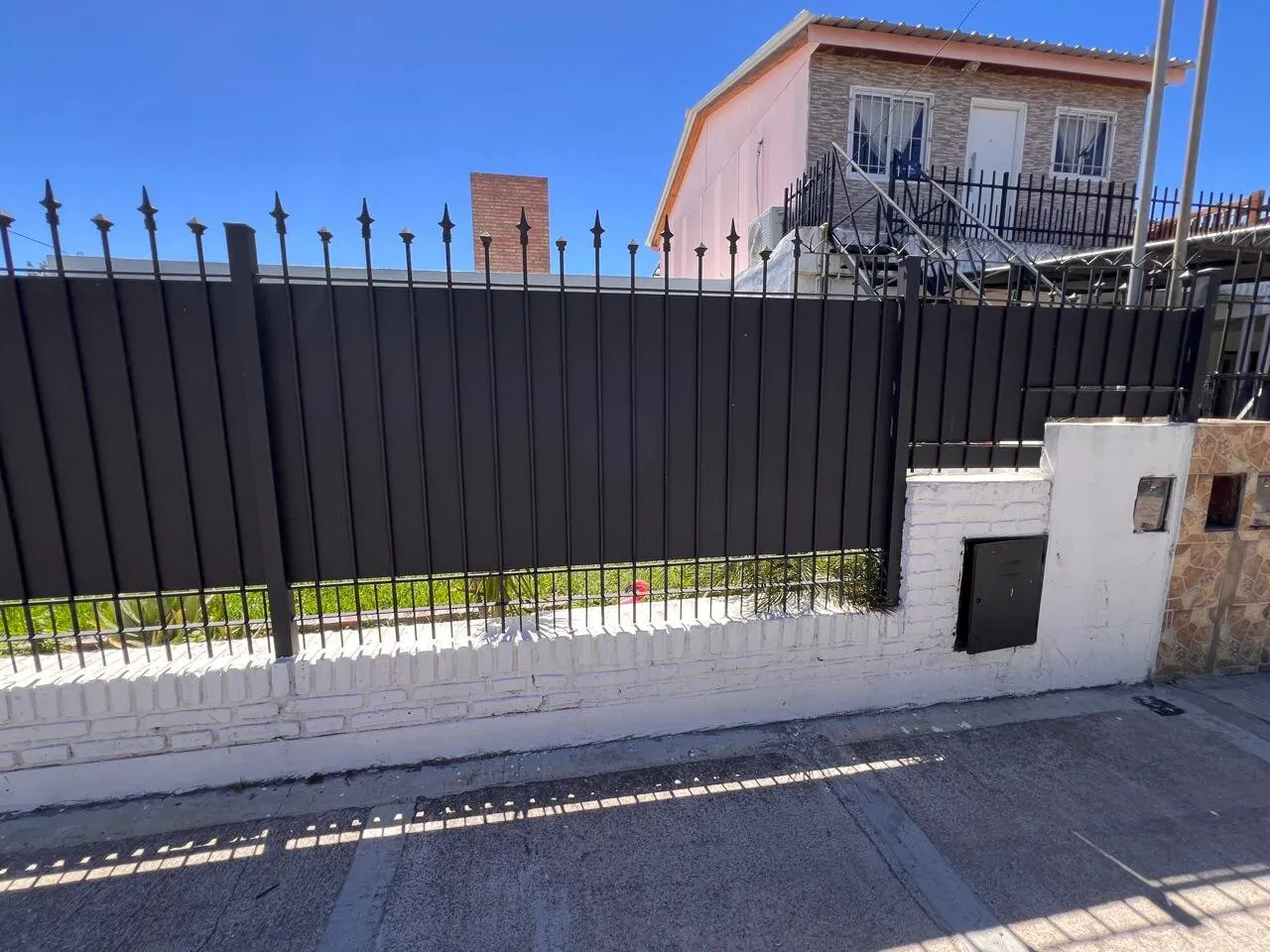 SE VENDE CASA RECICLADA A NUEVA DE TRES DORM EN BARRIO AYACUCHO