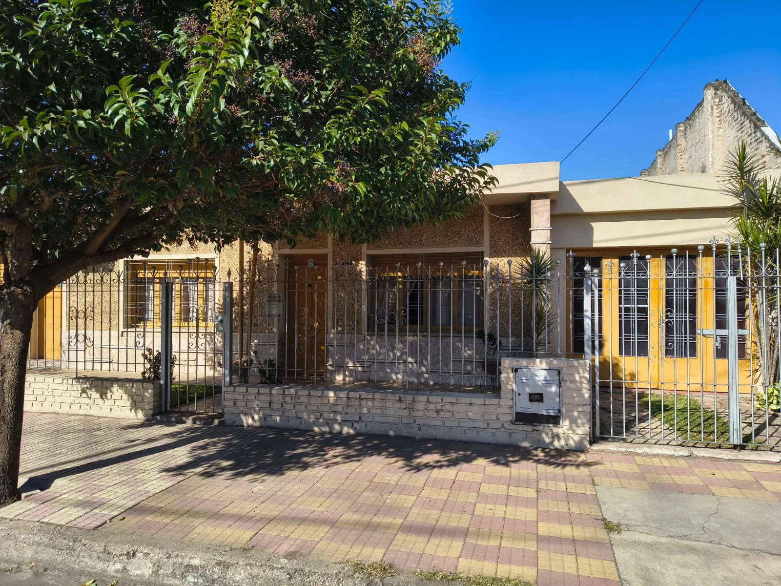Venta Casa 2 Dorm y Depto Bº Ayacucho a 100 m de Av Capdevila