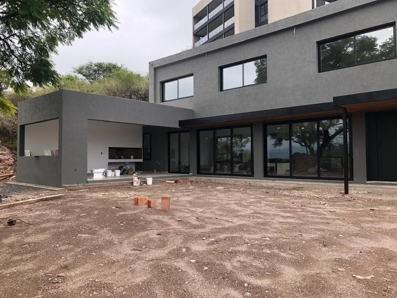 VENDO B° LA CUESTA A ESTRENAR ,LA CALERA 3 DORM 3 BAÑOS COCH X 2 QUINCHO