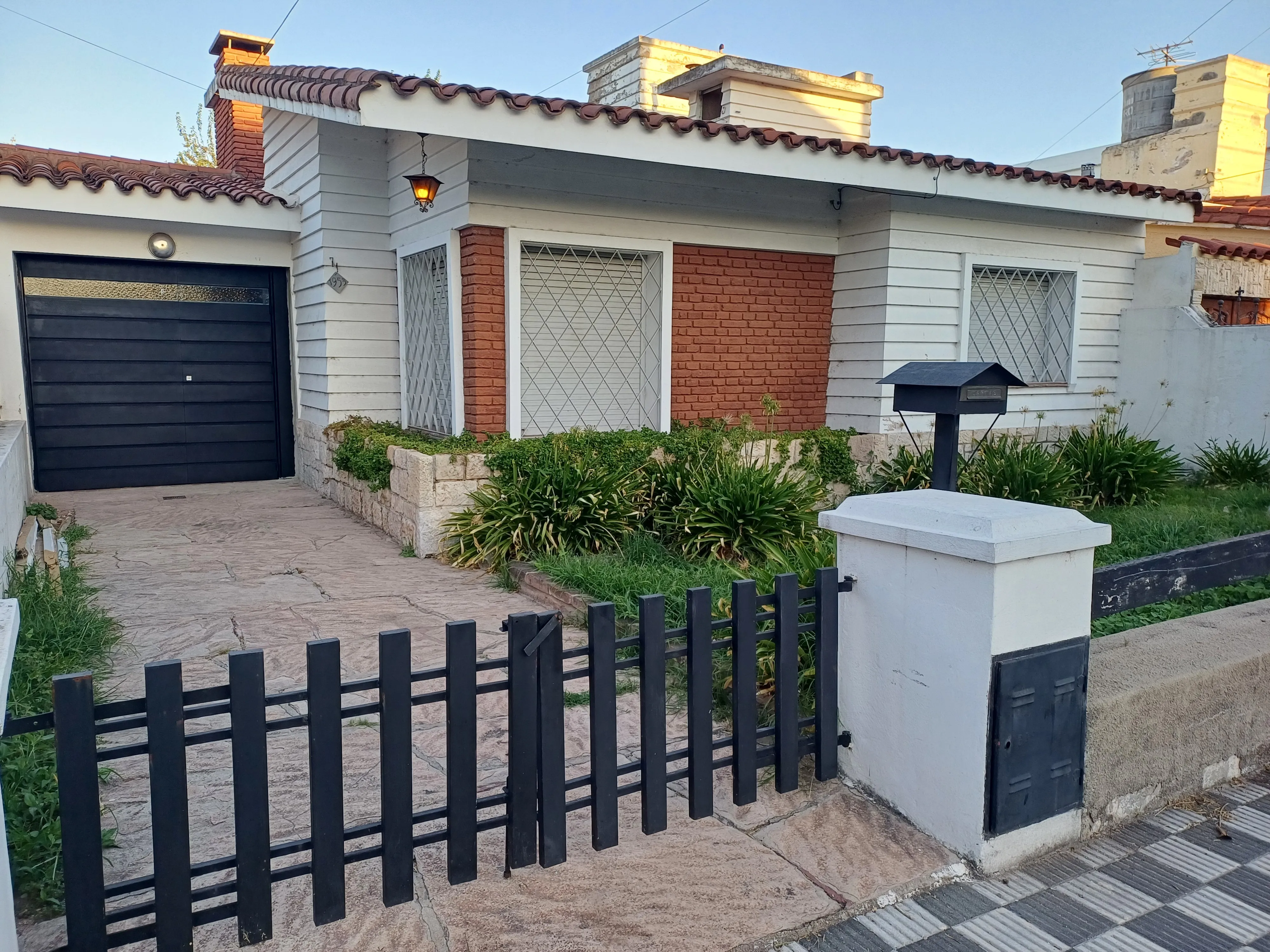 Brown 1952 casa 3 dormitorios 2 baños 2 cocheras Bº Rosedal