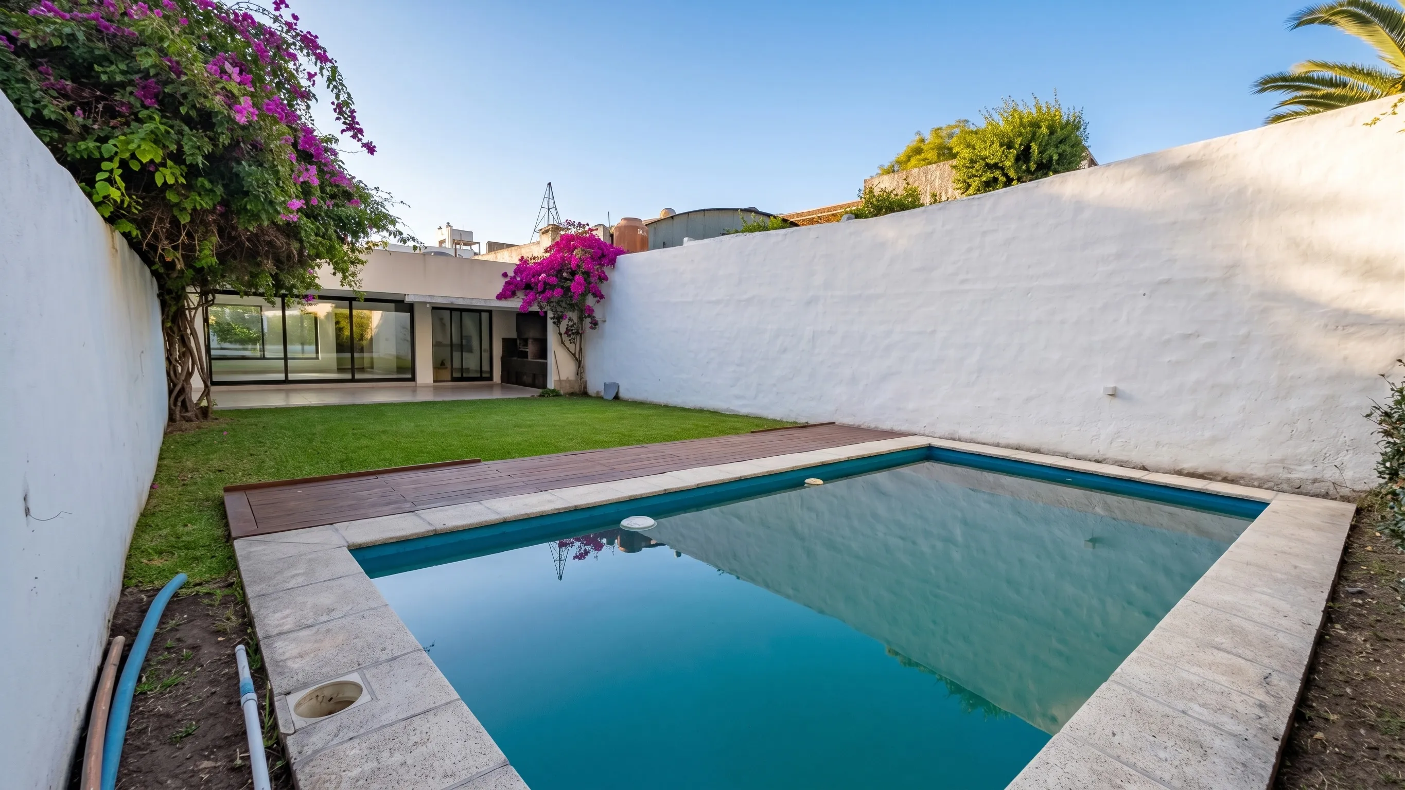Exclusiva Casa + Local en Alta Cba con 3 Suites, Pileta y Jardín