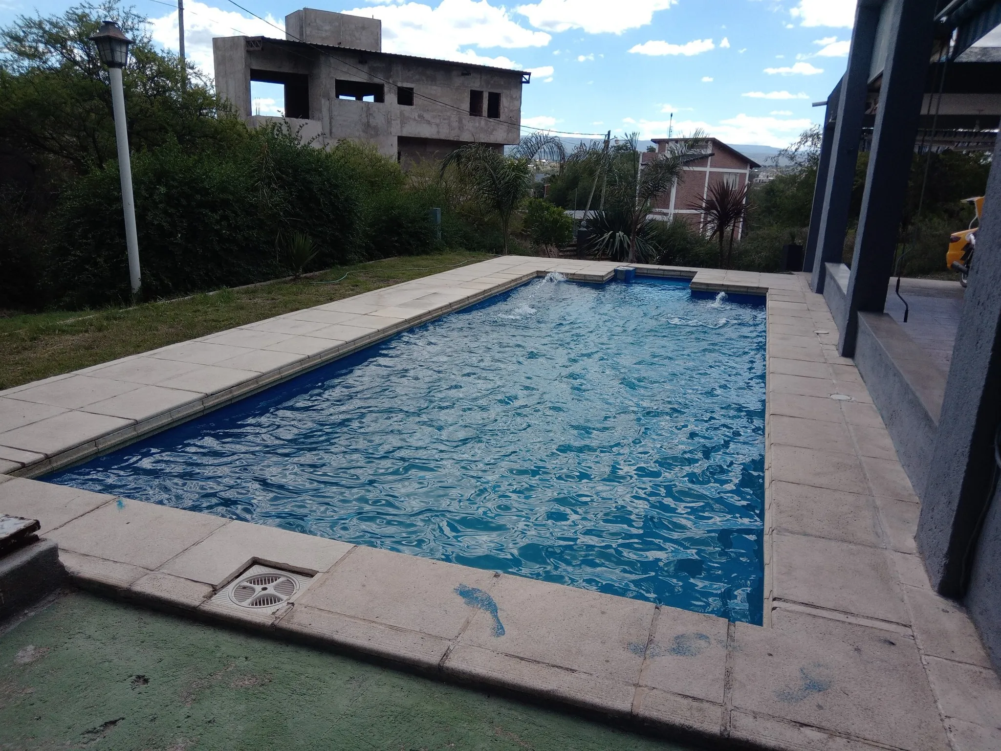 ALQUILO ANUAL CASA DE 3 DORMITORIOS CON PILETA DE USO EXCLUSIVO