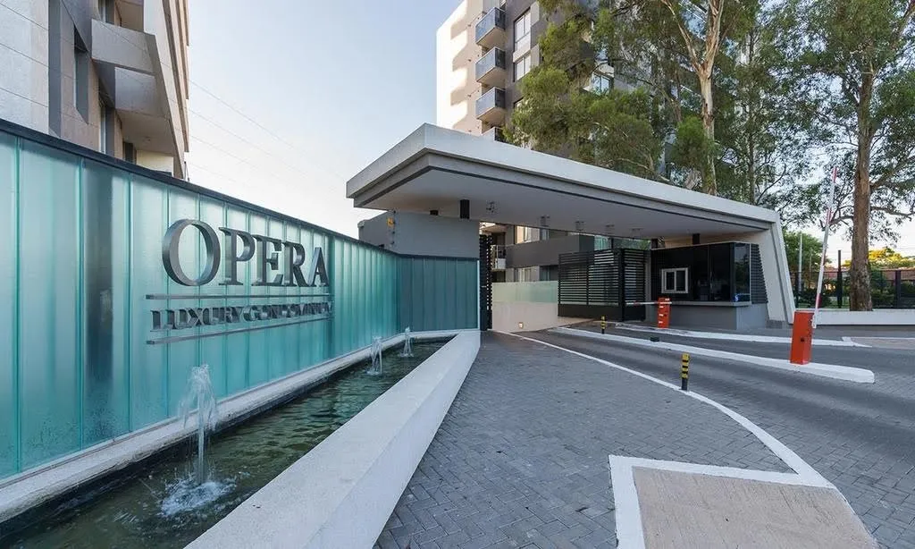 Dpto de 2 dormitorios en alquiler con cochera en complejo opera luxury