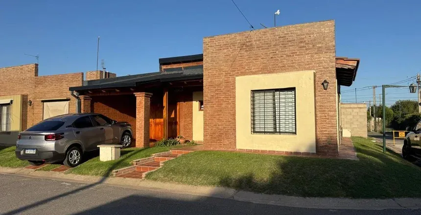 CASA EN VENTA HOUNSING BARRIO MATIENZO CON PILETA" APTA CREDITO"