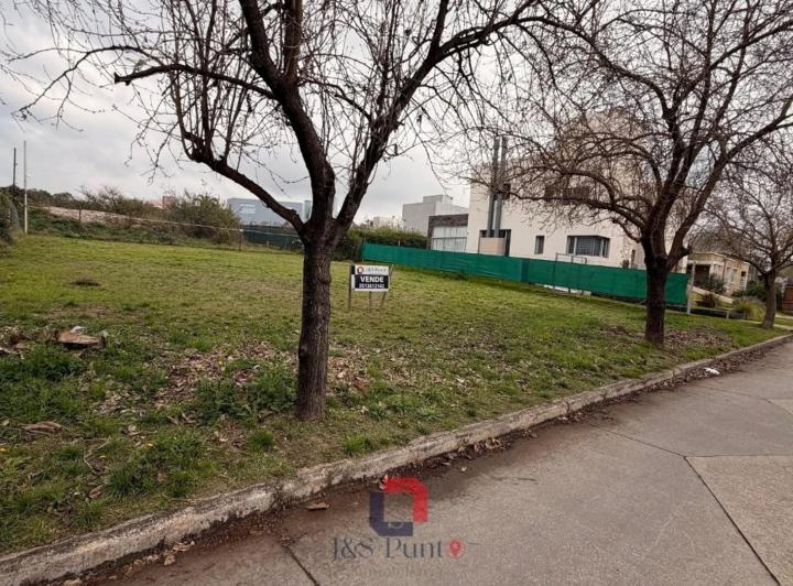 Terreno · 608m²