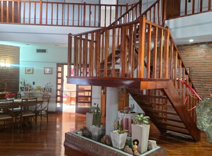 Casa · 280m² · 6 Ambientes · 3 Cocheras