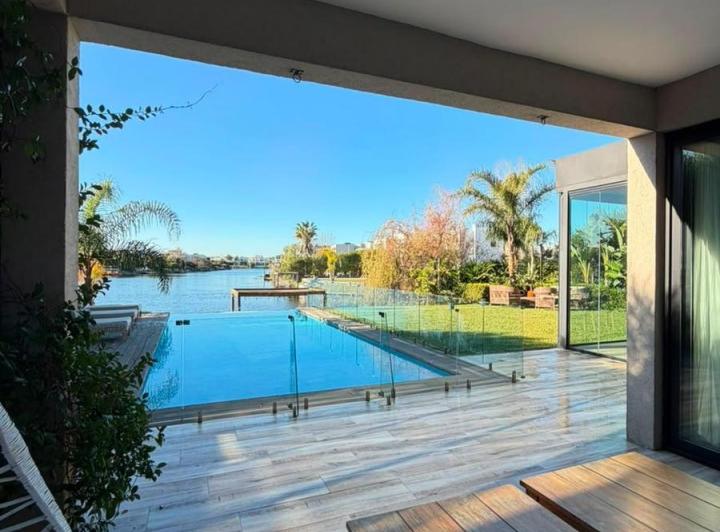 Casa · 390m² · 6 Ambientes · 4 Cocheras