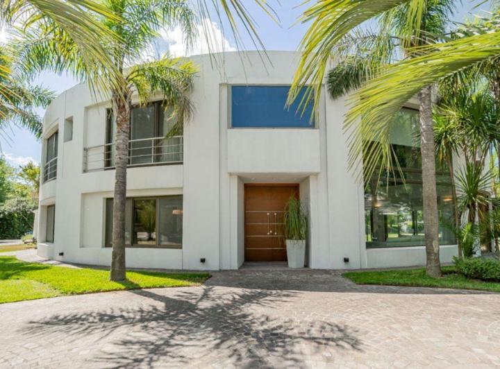 Casa · 339m² · 6 Ambientes · 4 Cocheras