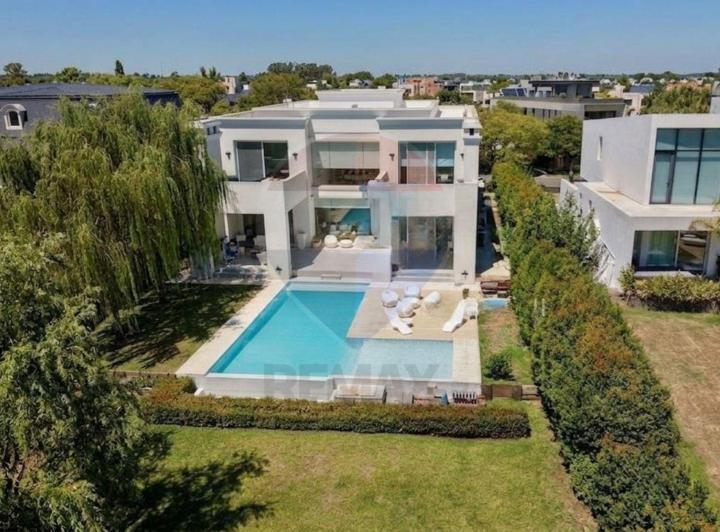 Casa · 460m² · 7 Ambientes · 2 Cocheras