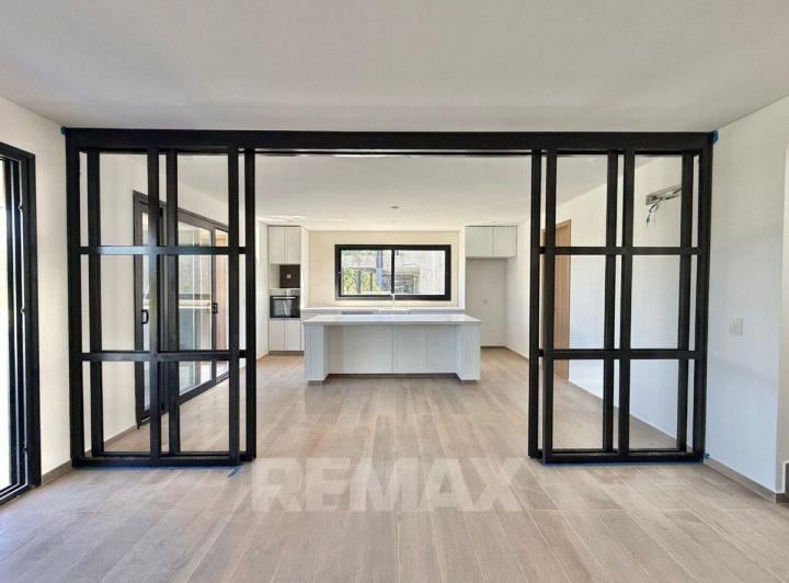 Casa · 249m² · 5 Ambientes · 2 Cocheras