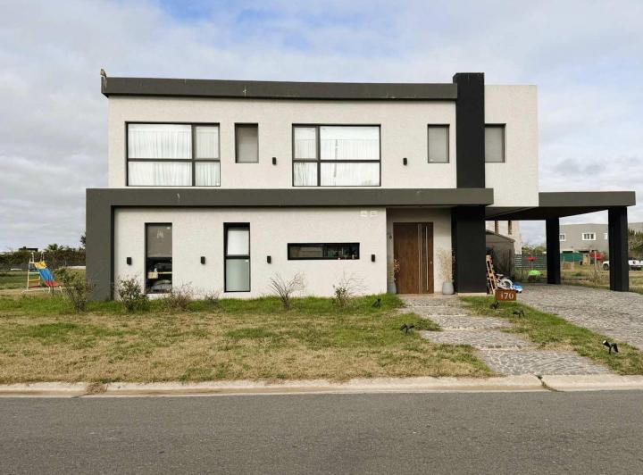 Casa · 160m² · 5 Ambientes · 2 Cocheras