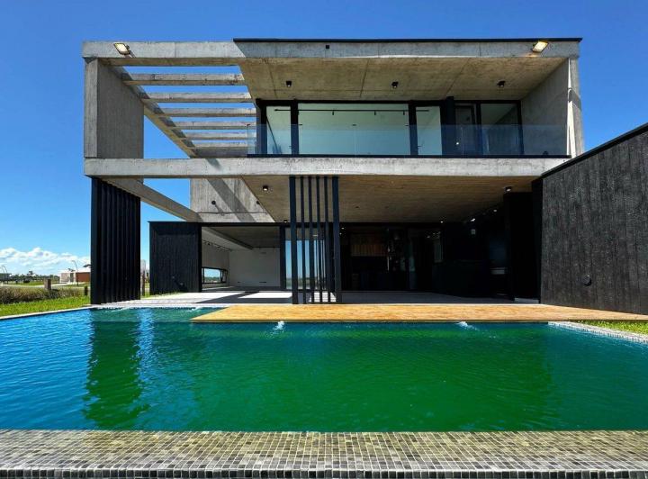 Casa · 340m² · 9 Ambientes · 3 Cocheras