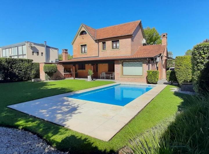 Casa · 186m² · 7 Ambientes · 6 Cocheras