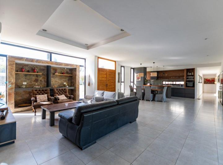 Casa · 325m² · 6 Ambientes · 2 Cocheras