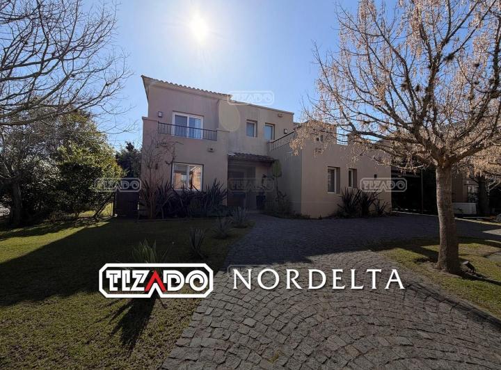 Casa · 256m² · 5 Ambientes · 1 Cochera