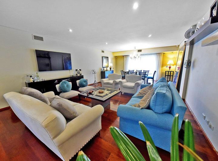 Casa · 290m² · 5 Ambientes · 1 Cochera