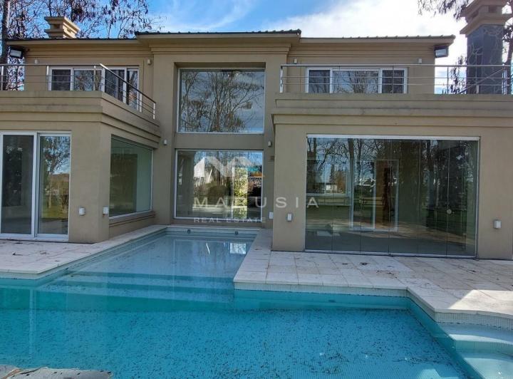 Casa · 344m² · 6 Ambientes · 1 Cochera