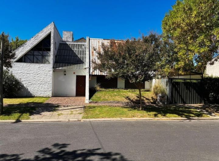 Casa · 185m² · 7 Ambientes · 1 Cochera