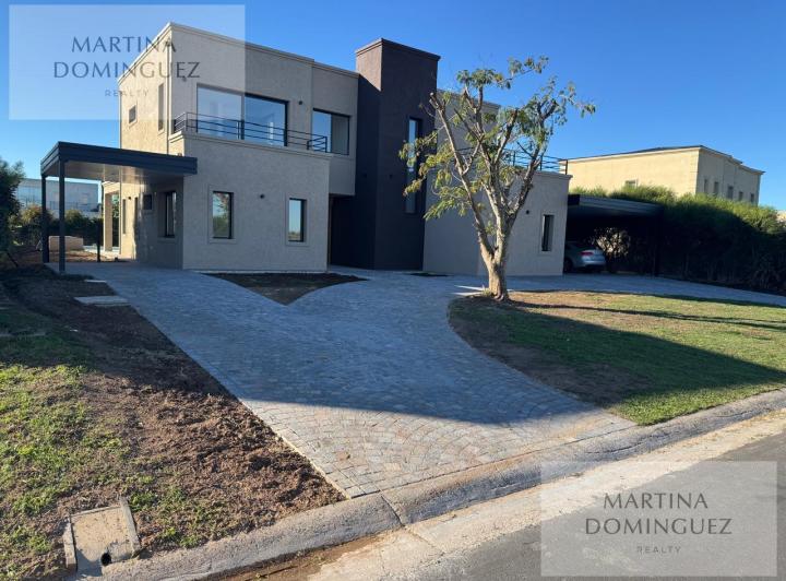 Casa · 350m² · 6 Ambientes · 8 Cocheras