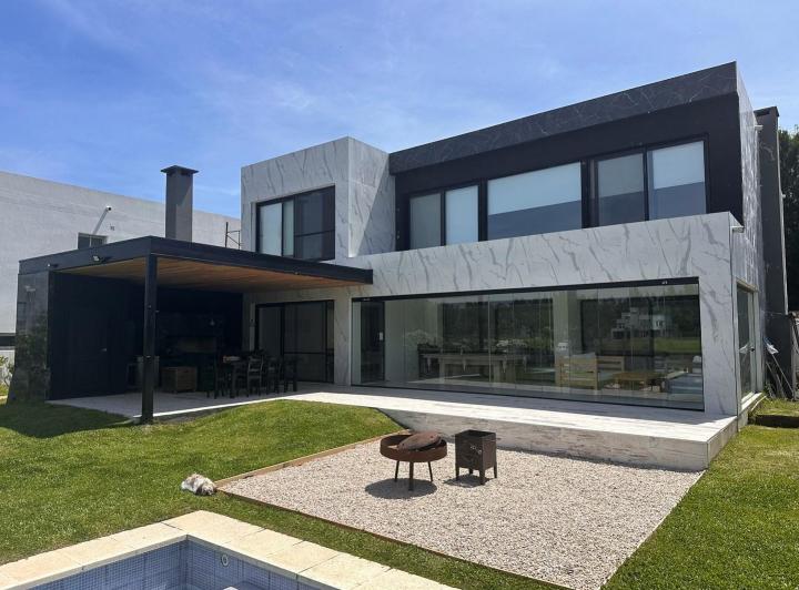 Casa · 400m² · 6 Ambientes