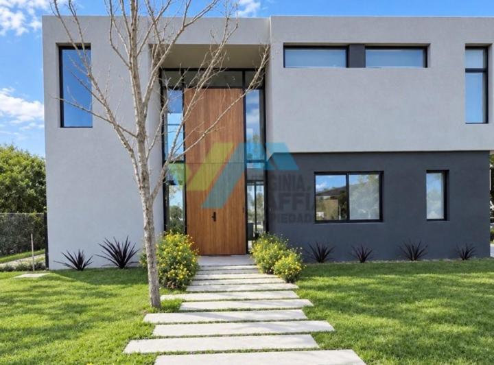 Casa · 212m² · 5 Ambientes · 4 Cocheras