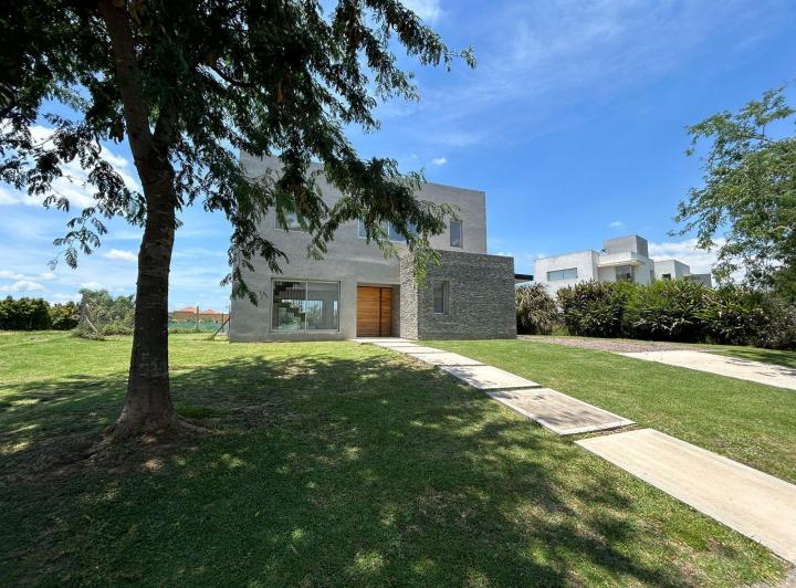 Casa · 175m² · 5 Ambientes · 2 Cocheras