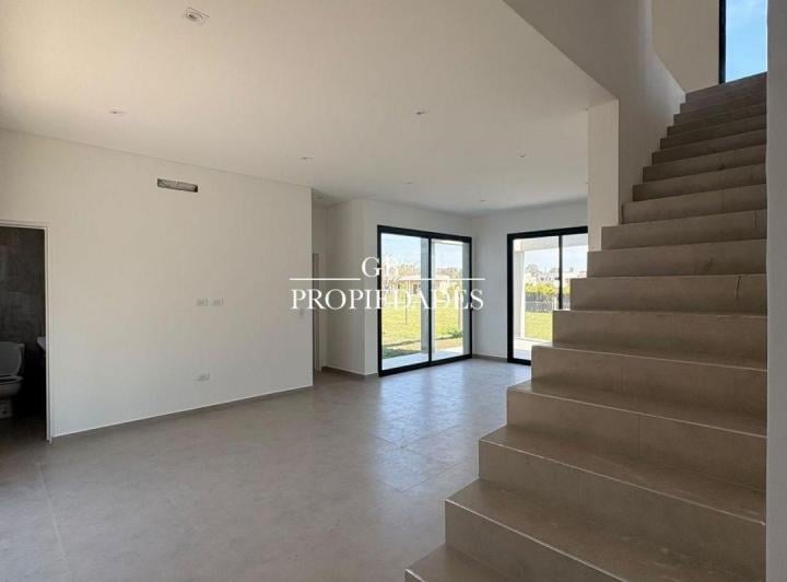 Casa · 220m² · 5 Ambientes · 4 Cocheras