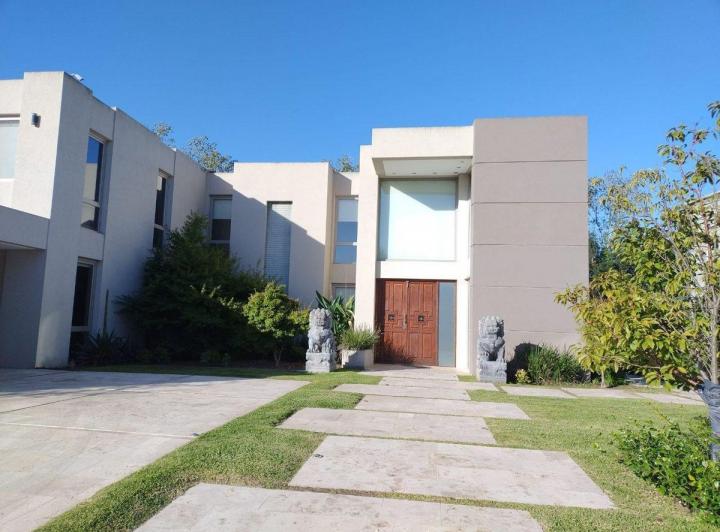 Casa · 443m² · 8 Ambientes · 2 Cocheras
