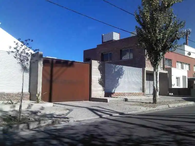 Alquilo Cochera en URCA