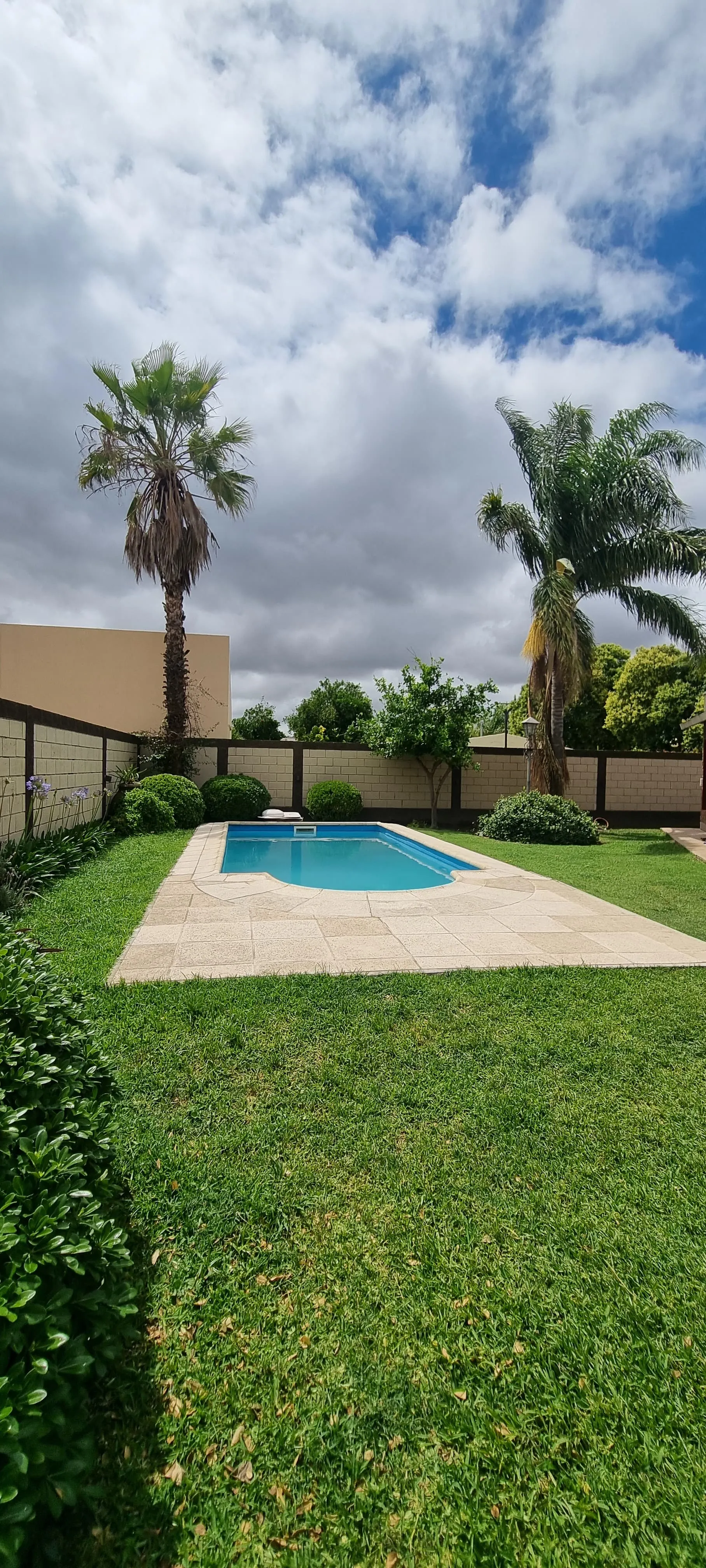 EXCELENTE CASA! 3 DOR, 2 BAÑOS, QUINCHO, LAVADERO, PISCINA, DOS GARAGE