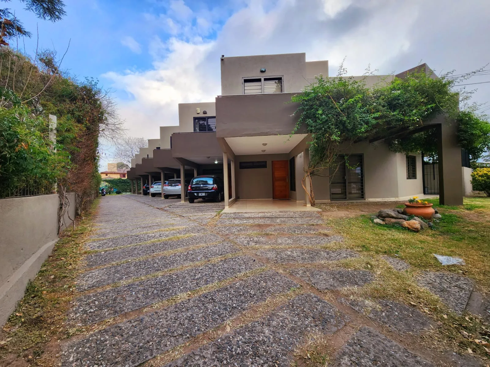Venta: Departamento Duplex - 2 Dormitorios - Patio Propio, Pileta, Cochera - Car