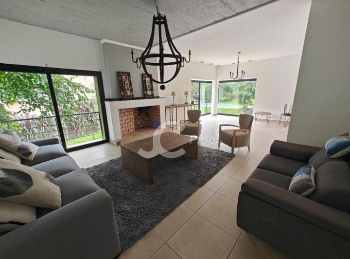 Casa · 1m² · 7 Ambientes · 2 Cocheras